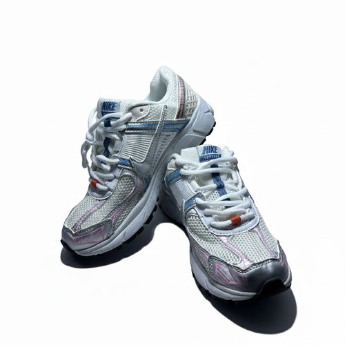 Nike Zoom Vomero 5 – White / Pink.